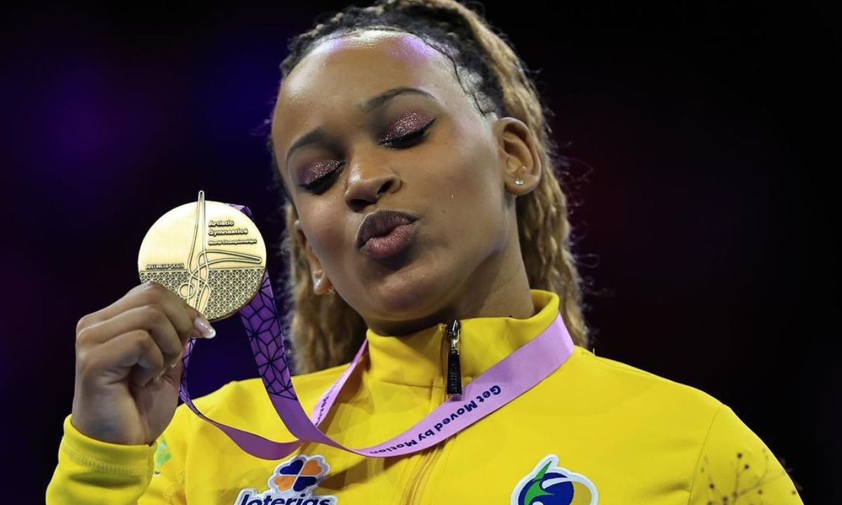 Rebeca Andrade supera Simone Biles e conquista o ouro no salto no Mundial  de Ginástica Artística - Jogada - Diário do Nordeste