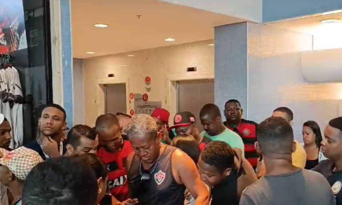 Venda de ingressos para jogo do Vitória tem filas e confusão; VÍDEOS