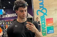 Filho de Xanddy e Carla Perez posa de sunga e web reage: ‘Pecado’