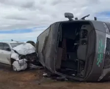 Acidente entre micro-ônibus e caminhonete deixa 20 feridos na Bahia