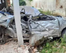 Batida em muro mata 3 e deixa carro irreconhecível na Bahia