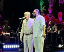 Sambando, Caetano Veloso faz dueto com Xande de Pilares; veja vídeo