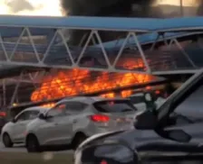 Ônibus pega fogo e trânsito fica congestionado na Av. Tancredo Neves
