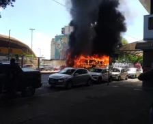 Ônibus pega fogo no bairro do Comércio; trânsito fica congestionado