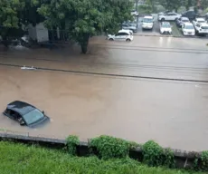 Alagamento deixa carro parcialmente submerso em Salvador; VÍDEOS