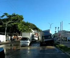 Caminhão fica preso em buraco após rompimento de tubulação em Salvador