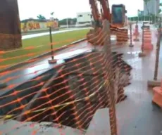 Cratera e árvores caídas: chuva em Salvador afeta trânsito da cidade