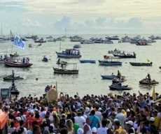 Multidão acompanha pescadores na entrega de presente à Rainha do Mar
