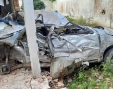 Batida em muro mata 3 e deixa carro irreconhecível na Bahia