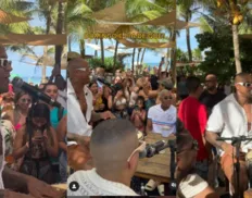 Léo Santana faz 'paggodin' em praia de Salvador: 'Domingo normal'