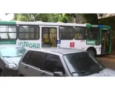 Ônibus derrapa e fica atravessado em via de Salvador