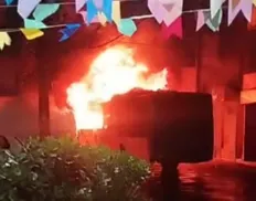 Ônibus é incendiado no bairro de São Marcos; vídeo mostra chamas