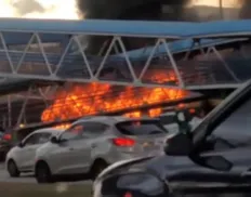 Ônibus são incendiados em protesto na Avenida Tancredo Neves