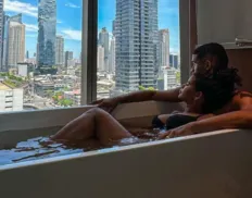 Sheuba e Tiago Souza sensualizam em hotel de luxo na Tailândia