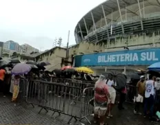Torcedores do Bahia enfrentam chuva em fila para ingressos do Ba-Vi