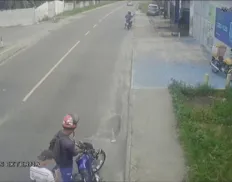 Vídeo: homem é rendido por assaltantes e tem moto roubada em Salvador