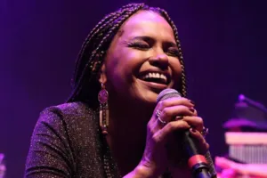 Teresa Cristina celebra 25 anos de carreira: 'O samba está muito vivo'