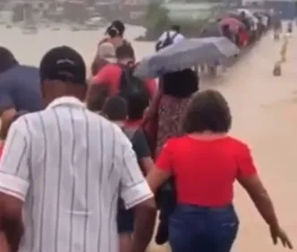 Chuvas alagam Terminal de Bom Despacho e passageiros caminham na água