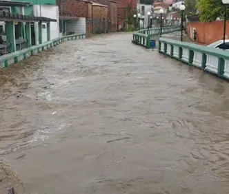 Chuvas na Bahia: água arrasta veículos e alaga imóveis no interior