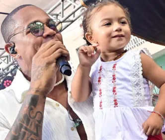 Com Liz no colo, Léo Santana canta para multidão no bairro onde nasceu