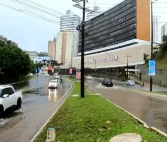 Forte chuva atinge Salvador e deixa pontos de alagamento na cidade