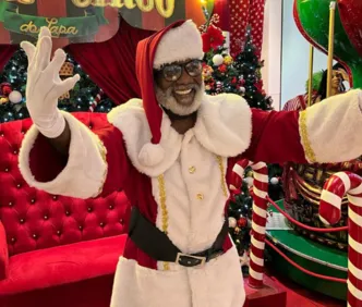 Papai Noel negro presenteia crianças com representatividade na Bahia