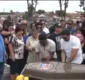 
                  Amigos e familiares lotam cemitério durante enterro de cantor de forró