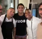 
                  Daniel Cady e Marcelo posam com sushiman da Gamboa: 'Para o mundo'