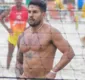 
                  Ex-BBB Bil Araújo mostra demais ao ajeitar sunga na praia; FOTOS