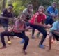 
                  Grupo de crianças viraliza com danças de 'Macetando' e 'Perna Bamba'
