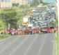 
                  Manifestantes bloqueiam Av. Paralela em protesto pelo Dia da Mulher