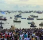 
                  Multidão acompanha pescadores na entrega de presente à Rainha do Mar
