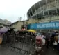 
                  Torcedores do Bahia enfrentam chuva em fila para ingressos do Ba-Vi
