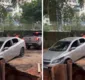 
                  VÍDEO: carro quase cai em cratera em Brotas e é rebocado