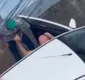
                  Vídeo: suspeito armado rende vítima e rouba carro em Salvador