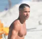 
                  Diego Ribas é visto em praia e tanquinho chama atenção; veja fotos