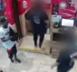 
                  Suspeito se passa por cliente e assalta restaurante em Salvador; VÍDEO