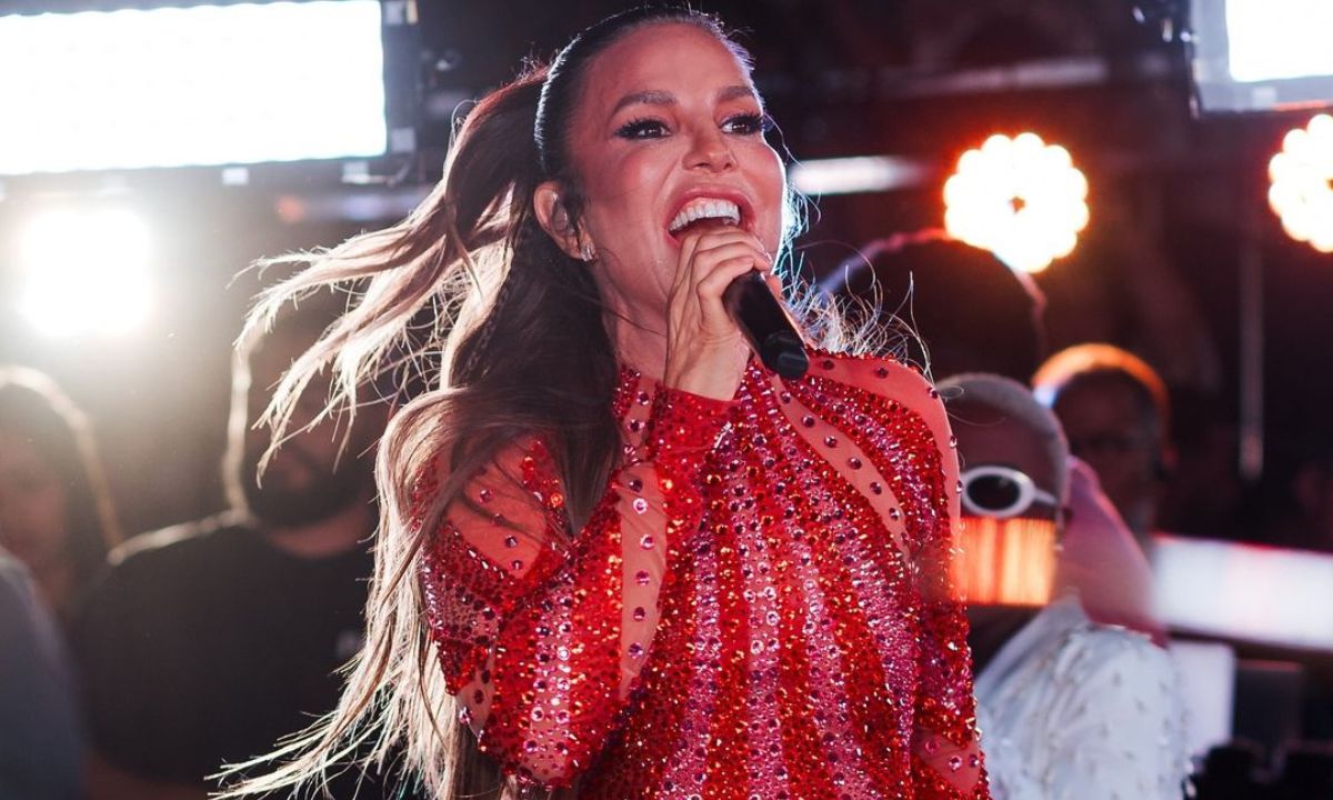 Ivete Sangalo cantando no trio elétrico do Fortal