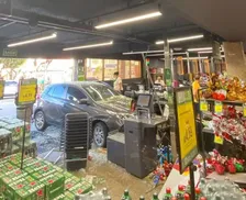 Carro invade supermercado e deixa funcionária ferida em Salvador