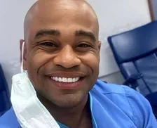 Cezar Black volta ao SUS após passar pelo 'BBB' e 'A Fazenda': 'Feliz'