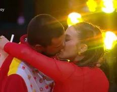 'BBB 25': Renata não resiste e protagoniza beijão com Maike em festa