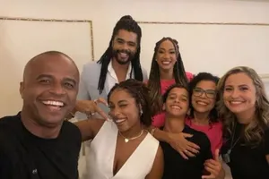 Aline Patriarca reencontra Diogo Almeida e posa com família do ator