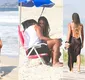 
                  Aline Patriarca e Diogo Almeida trocam beijos quentes em praia; veja