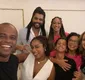 
                  Aline Patriarca reencontra Diogo Almeida e posa com família do ator