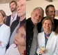 
                  Debora Bloch faz rara aparição com marido no casamento da filha