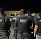 
                  Policiais realizam operação em prisões após ataques no Lobato