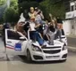 
                  Suspeitos encapuzados vandalizam carros e ruas em cidade da Bahia