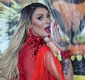 
                  Andressa Urach mostra tudo com look transparente em escola de samba