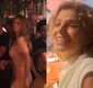 
                  Debora Bloch reúne elenco de 'Vale Tudo' em festão e samba com Paolla