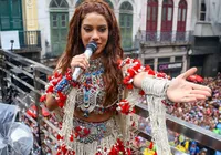 Anitta dá esporro em seguranças após uso do spray de pimenta em Bloco